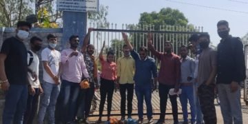 पत्रकार अर्नब गोस्वामी के समर्थन में अभाविप महू ने महाराष्ट्र सरकार का पुतला फूंका।