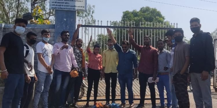 पत्रकार अर्नब गोस्वामी के समर्थन में अभाविप महू ने महाराष्ट्र सरकार का पुतला फूंका।