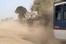 ओवर स्पीड वाहन के कारण  छाए रहते है धूल के बादल , राहगीरों का चलना हुआ मुश्किल।