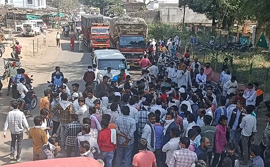 मण्डी मे कपास के कम दाम मिलने को लेकर आये दिन विवाद की स्थिति। देखें वीडियो