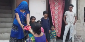 दिपावली पर्व के उपलक्ष्य मे मास्क, दिपक व मिठाई का वितरण किया गया।