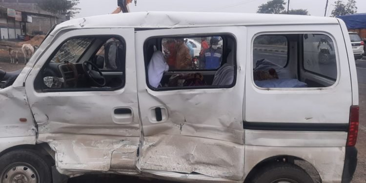आष्टा बायपास के नज़दीक तेज रफ्तार रेत के डम्फर ने कार को मारी टक्कर।