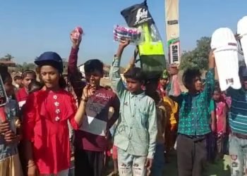 जँगली इलाके में भी सर चढ़कर बोल रहा क्रिकेट का जुनून, रिचकुटी की पहाड़ी पर आदिवासी लड़कियों का क्रिकेट मैच।