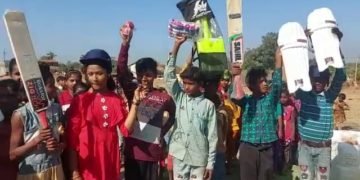 जँगली इलाके में भी सर चढ़कर बोल रहा क्रिकेट का जुनून, रिचकुटी की पहाड़ी पर आदिवासी लड़कियों का क्रिकेट मैच।