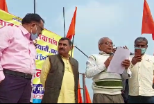 भारतीय किसान संघ मध्यप्रदेश इकाई के पाँच जिलों के किसानों का एक दिवसीय धरना प्रदर्शन खलघाट टोल प्लाॅजा पर
