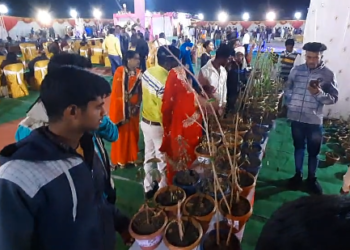 पर्यवरण के लिए अनूठा अभियान, बाराती आगन्तुको को पौधे बाटते नज़र आये दूल्हा दुल्हन।