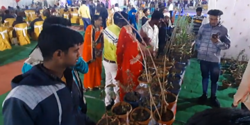 पर्यवरण के लिए अनूठा अभियान, बाराती आगन्तुको को पौधे बाटते नज़र आये दूल्हा दुल्हन।