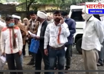 नाराज किसानों ने बैतूल एसडीएम को ज्ञापन सौंपा और सही मुआवजा दिलाने की मांग की।