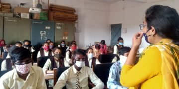 बच्चों को खेल व मूवी के माध्यम से संविधान के प्रति जागरूक किया गया।