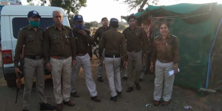 धार जिला प्रशासन द्वारा संयुक्त अभियान के तहत   लगभग 500 किलो ग्राम महुआ लहान नष्ट किया।