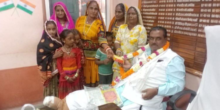 लोहार समाज की महिलाओं ने नगर परिषद अध्यक्ष शब्बीर पहलवान का सम्मान किया।