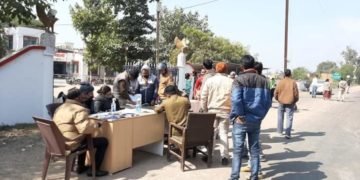नौगांव थाने के बाहर लगाई गई मजिस्ट्रेट चेकिंग वाहन चालको में मचा हड़कंप।