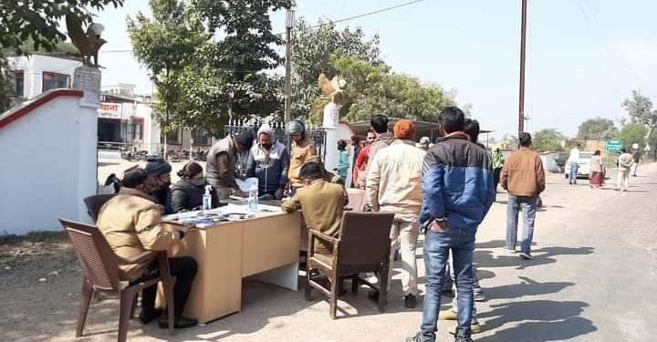 नौगांव थाने के बाहर लगाई गई मजिस्ट्रेट चेकिंग वाहन चालको में मचा हड़कंप।