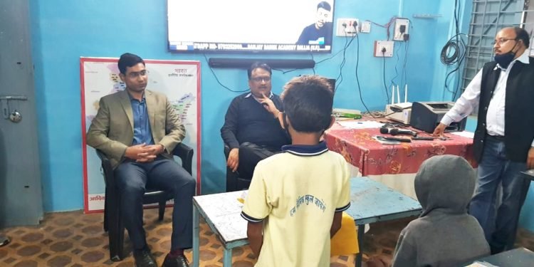 गरीब छात्रों को सैनिक स्कूल तक पहुँचाने की कवायद में जुटा है प्रशासन।