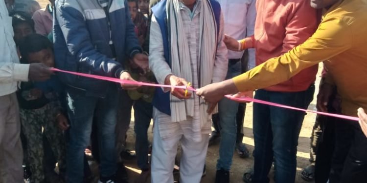 फुलारी में हुआ क्रिकेट टूर्नामेंट का भव्य शुभारंभ।