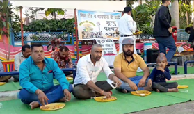 खंडवा की आवाज़ के इस अनूठे आयोजन में सड़क चलते लोग भी शामिल हुए और अपने जनप्रतिनिधियों से मांग की।