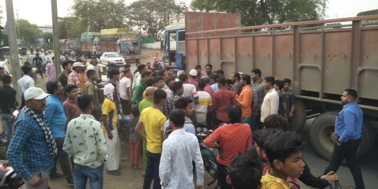 धरमपुरी में कुछ समय के लिए छाया सन्नाटा, आम लोगों की समझ से परे अफरातफरी मच गई और नगर की दुकानों के सटर गिरने लगें।