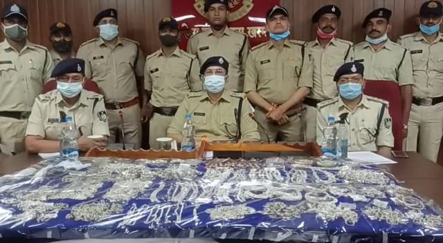 खरगोन वाहनो को रोककर लुट की वारदात के आरोपी गिरफ्तार।