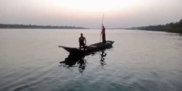खरगोन पुलिस विभाग मे तैनात प्रधान आरक्षक के बेटे ने नर्मदा मे लगाई छलांग।