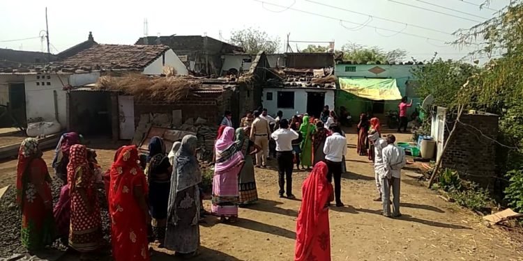खरगोन जिले के बरलाय मे आपसी रंजिश के चलते एक व्यक्ति की निर्मम हत्या, गांव मे फैली सनसनी।