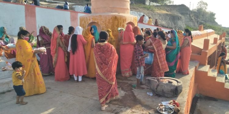 माता के प्रकोप से परिवार के लिए माता को ठंडे भोजन का लगाया भोग।