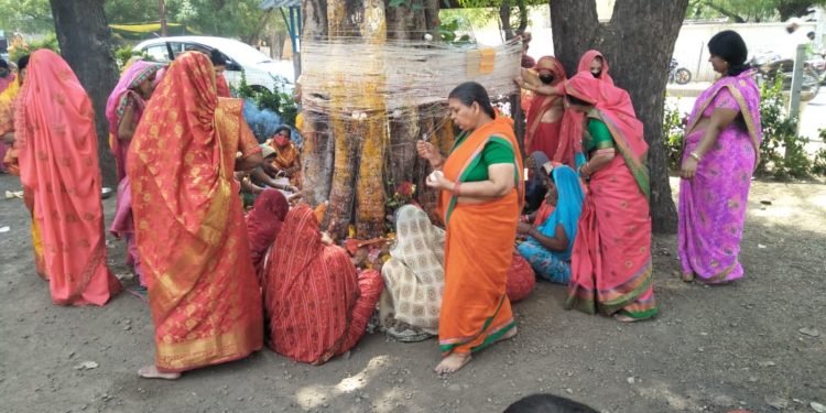 सुहागिन महिलाओं नें रक्षा सूत्र बांधकर सौभाग्य मंगल कामना की..