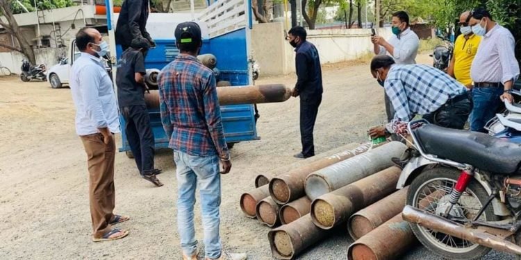कोरोना के बढ़ते रिकार्ड केस के बीच मेडिकल ऑक्सीजन मुस्लिम समाज के उद्योगपति ज़फ़र मंसूरी ने इंसानियत की मदद का जज़्बा दिखाया।
