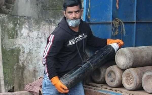 लोगों की मदद के लिए 22 लाख की SUV बेच कर 4 हजार कोरोना मरीजों तक पहुंचाया ऑक्सीजन मैन ने सिलेंडर।