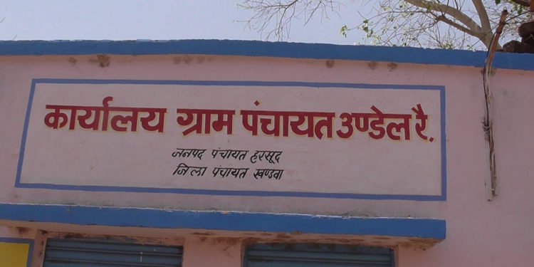 महीनों गिनती नही खुलती उंडेल पंचायत, सचिव रहते है नदारद,  देखरेख के अभाव मे खराब हो रहा पानी का टैंकर।