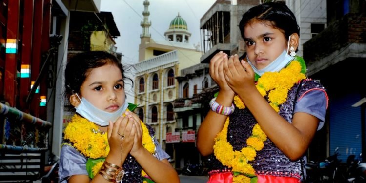 6 साल की मासूम परी ने रखा पहला रोजा, मांगी देश दुनिया को कोराना वायरस से निजात की दुआए।