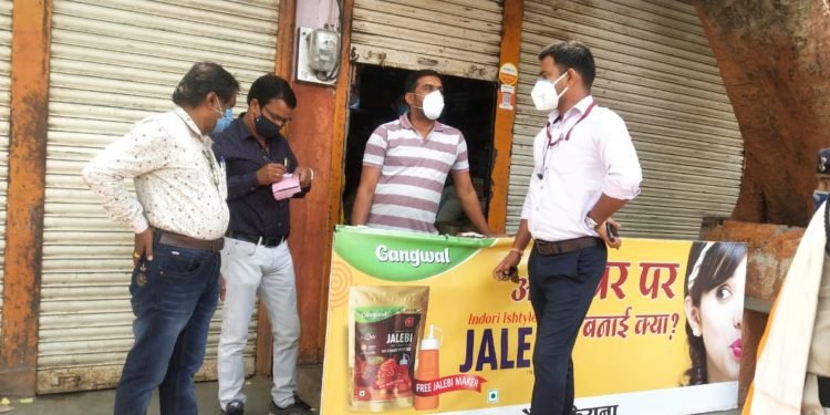 बसंती किराना पर भीड़ अधिक मिलने पर वसूली जुर्माना राशि पाच हजार।