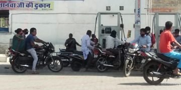 पेट्रोल पंप पर उड़ी सोशल डिस्टनसिंग की धज्जिया..