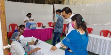 पत्रकारो सहित परिवार के लोगों को लगा कोरोना वैक्सीन का  टीका।
