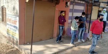 बीड़ में क्लीनिक को एस डी एम की टीम ने किया सील..