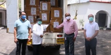 स्वेच्छा से आए पद्रह लाख रू की दस हजार दवाई किट दे गए, कलेक्टर श्री सिंह ने किया आभार व्यक्त।