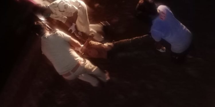 जिला दमोह नोहटा थाना क्षेत्र के ग्राम विशना खेड़ी में मिला अज्ञात युवक का शव जांच में जुटी पुलिस।