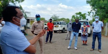 कलेक्टर ने खुले आंसमान के नीचे धूप में ली डॉक्टरो की क्लास..