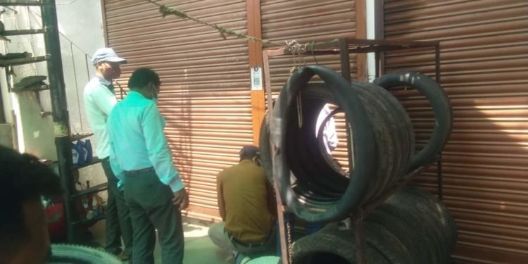मुंदी में खुली दुकानो पर की एसडीएम ने कारवाई।
