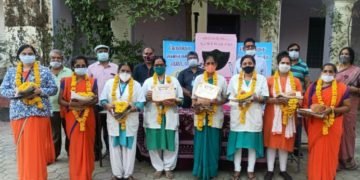 कोरोना वारियर्स मेडिकल स्टाफ का सम्मान जिला शिक्षक सम्मान समारोह समिति ने किया।