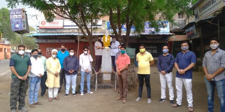 स्वातंत्र्यवीर वीर सावरकरजी की जयंति के अवसर पर धार नगर के मोहन टॉकीज स्थित उनकी प्रतिमा पर माल्यार्पण किया गया।