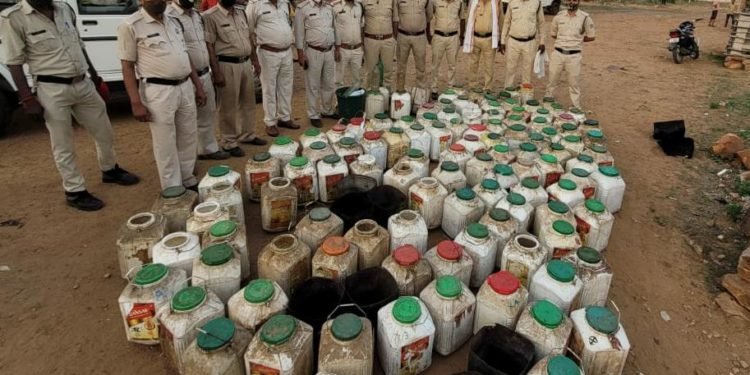 अवैध शराब के साथ हिंडोरिया पुलिस ने पकड़ा जुआ।