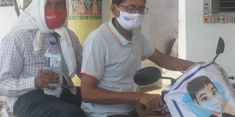 कोरोना कर्फ्यू का पालन कराने में जुटी पुलिस कर्मियों कर रखा जा रहा ध्यान।