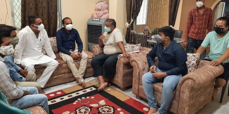 शोकाकुल परिवारों के साथ उनके निवास पर जाकर शोक संवेदना व्यक्त की।