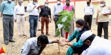 अंकुर कार्यक्रम अंतर्गत कलेक्टर श्री चैतन्य ने कलेक्टर कार्यालय परिसर में किया वृक्षारोपण।