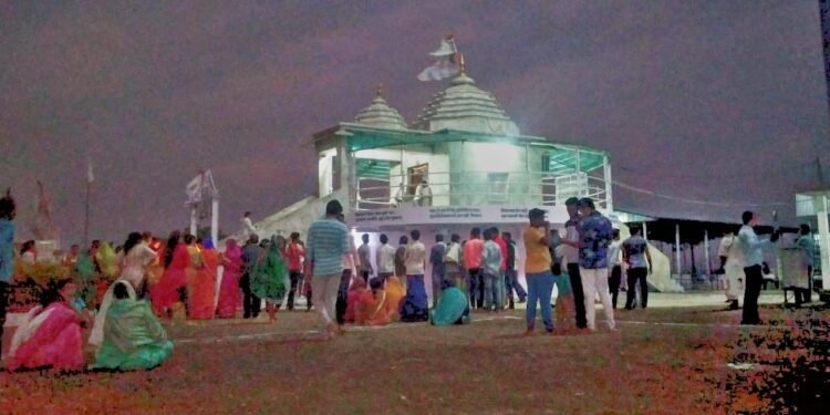 अमावस्या पर सिंगाजी धाम पर भक्तों ने स्नान कर समाधि पर नवाए शीश।