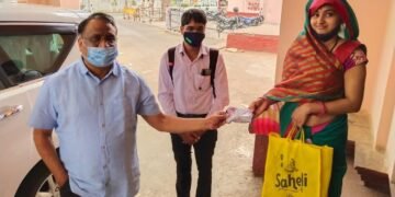 अनाथ बच्चों की मदद की दिली ख्वाहिश, मनासा की पिंकी यादव ने कलेक्टर श्री सिंह को सौपे 21 हजार रू