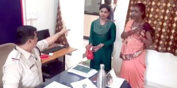 वर्चस्व की लड़ाई को लेकर सूट वाली किन्नर ने साड़ी वाली की चोटी काटी.. सड़क पर घसीटा मारा पीटा.. देखे लाइव वीडियो