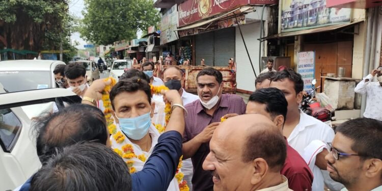 धार महू लोकसभा क्षेत्र के पूर्व अध्यक्ष राधेश्याम मुवेल के विवाह समारोह में मांडव पाहुचे।