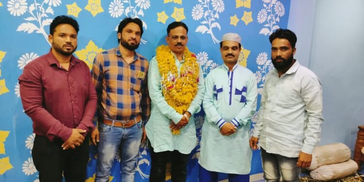 ऑल इण्डिया हज वेलफेयर सोयायटी के चेयरमेन मुकीतत खान का स्वागत किया।