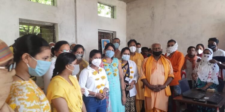 महा वैक्सिनेशन अभियान की श्रखंला में आज गायत्री परिवार द्वारा टीम वैक्सिनेशन के सभी कार्यकर्ताओं का फूल माला पहनाकर सम्मान किया गया।